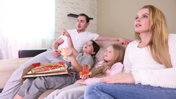 Family watching TV — Stock Video