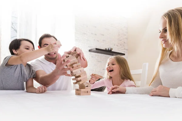Família jogando Jenga — Fotografia de Stock