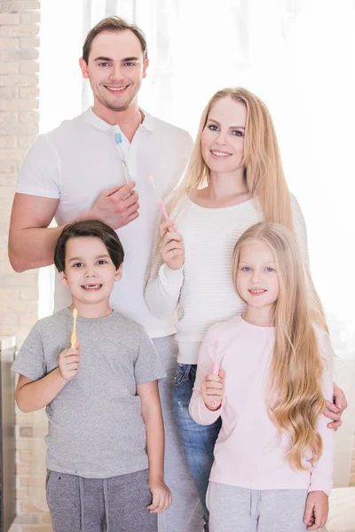 Familie met tandenborstels — Stockfoto