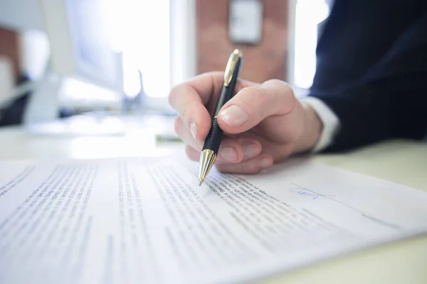 Empresario firmando un contrato — Foto de Stock