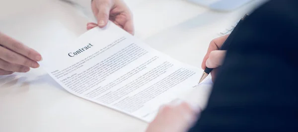 Zakenman ondertekening van een contract — Stockfoto