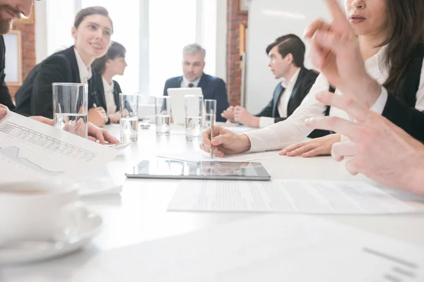 Vergadering van zakenmensen op kantoor — Stockfoto