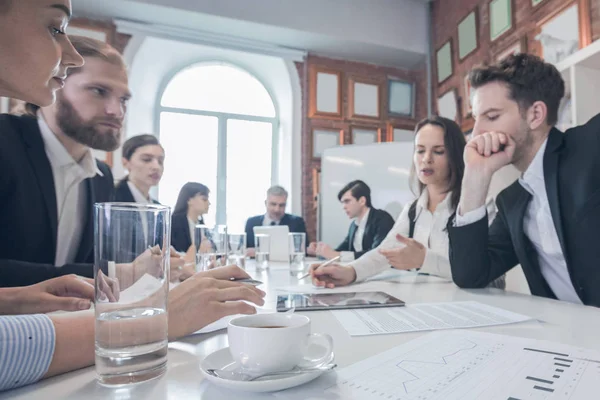 Affärspartner diskuterar dokument — Stockfoto