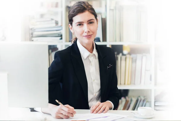 Lächelnde Geschäftsfrau im Büro — Stockfoto