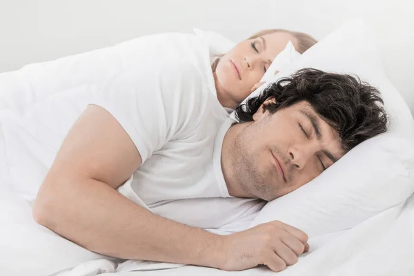 Coppia dormire a letto — Foto Stock