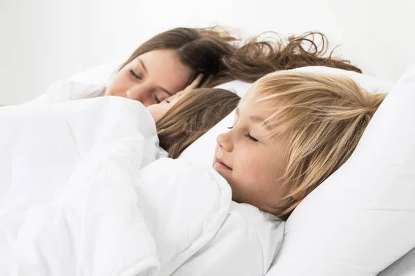 Tre barn som sover i sängen — Stockfoto