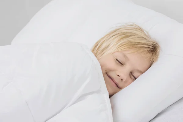 Sorrindo menino dormir na cama — Fotografia de Stock