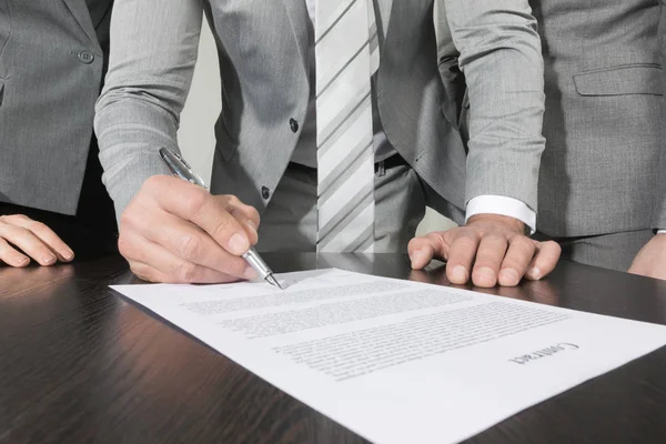 Business people sign contract — Stock Photo, Image