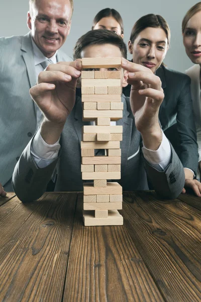 Equipe de negócios com quebra-cabeça de madeira — Fotografia de Stock