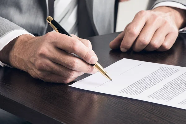 Businessman signing a contract — Stock Photo, Image