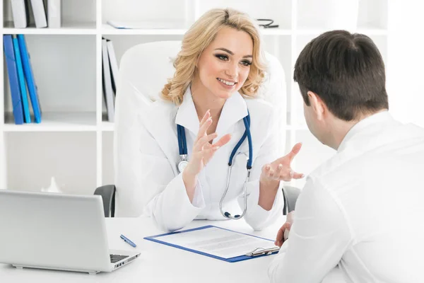 Médico Consultoría Paciente —  Fotos de Stock