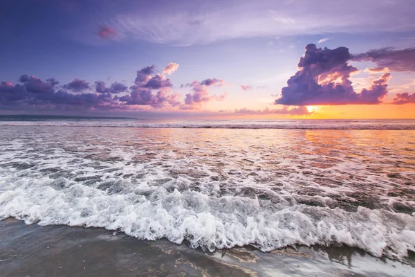 Stralende zee strand zonsondergang — Stockfoto