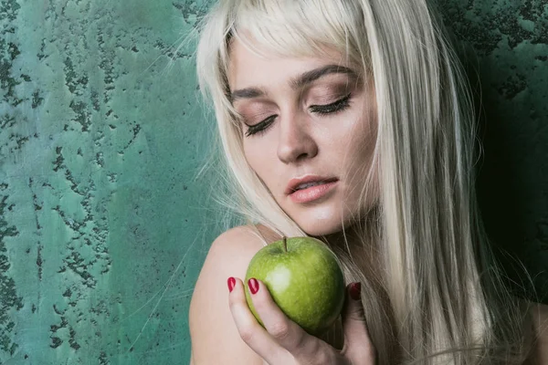 Blond kvinna med apple — Stockfoto