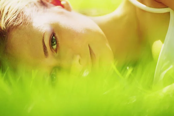 Женщина лежала на траве — стоковое фото