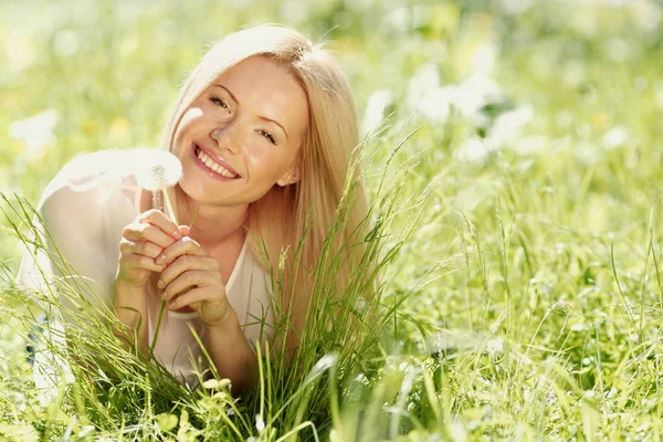 Meisje met paardebloem — Stockfoto