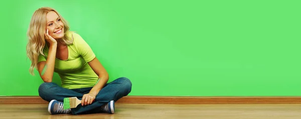 Mujer pintura en la pared —  Fotos de Stock