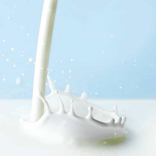 Pouring milk splash — Stock Photo, Image