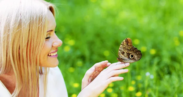 Mulher brincando com uma borboleta — Fotografia de Stock