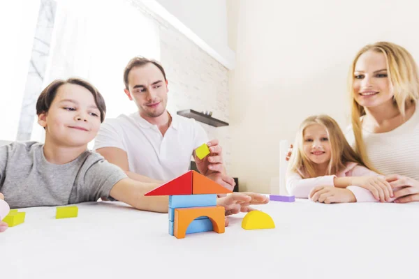 Rodina s dětmi konstrukci domu — Stock fotografie