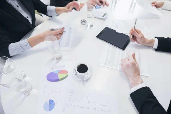 Het werk van het team van het bedrijf met rapporten — Stockfoto