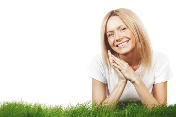 Mulher sorridente na grama — Fotografia de Stock
