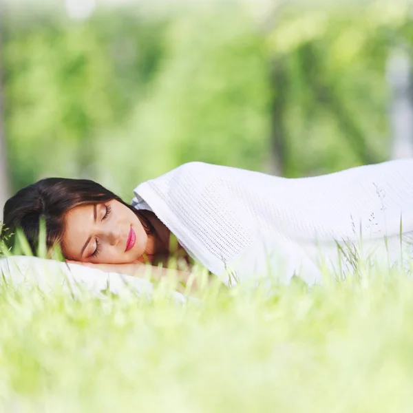 Femme dormant sur l'herbe — Photo