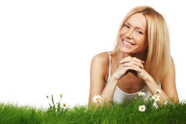 Žena na trávě s květinami — Stock fotografie