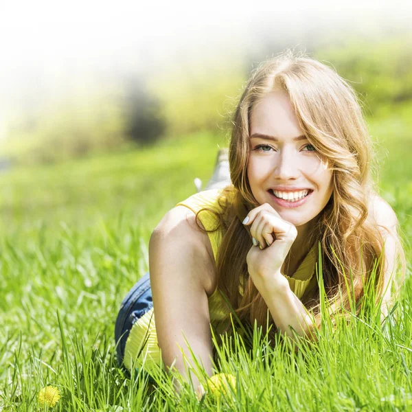 Bella giovane donna nel parco — Foto Stock