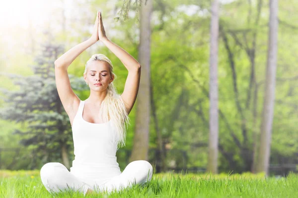 Ung flicka gör yoga i park — Stockfoto