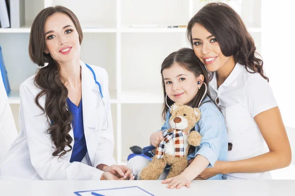 Mutter und Kind beim Kinderarzt — Stockfoto