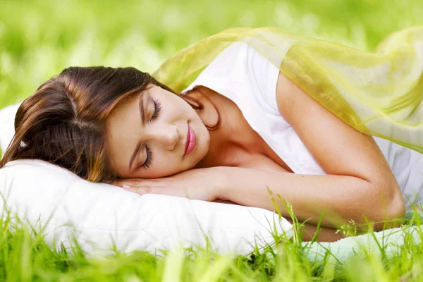 Жінка спить на траві — стокове фото