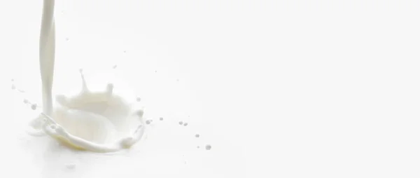 Gieten melk splash — Stockfoto