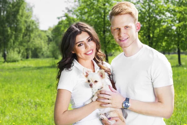 Casal com cão — Fotografia de Stock