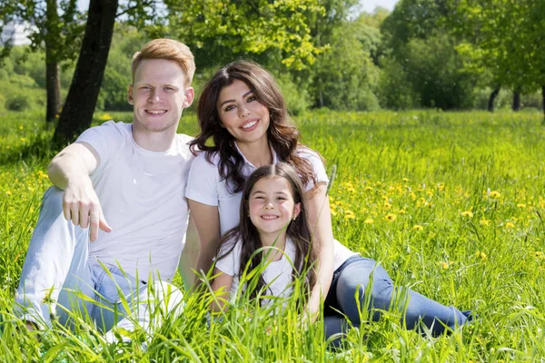 Neşeli bir aile parkı — Stok fotoğraf