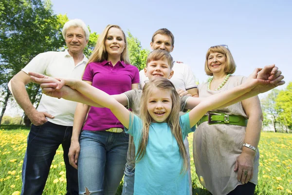 Retrato de familia extendida alegre — Foto de Stock