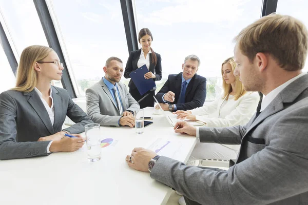 Geschäftsteam bei Treffen — Stockfoto