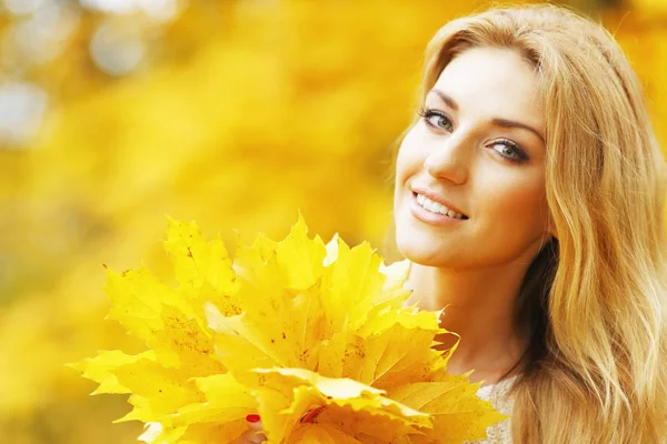 Lachende vrouw in herfst park — Stockfoto