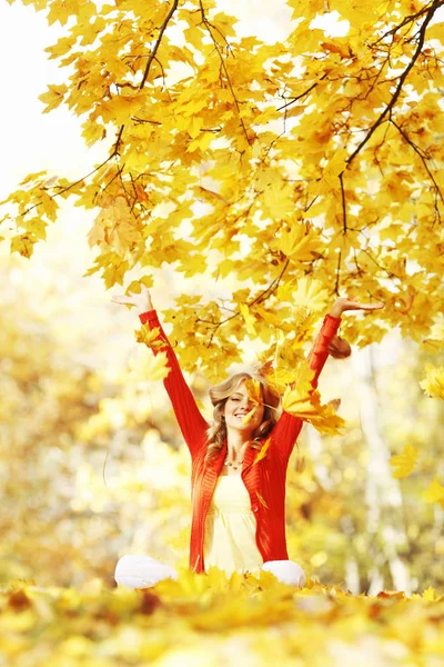 Ευτυχισμένη γυναίκα σε φθινόπωρο πάρκο — Φωτογραφία Αρχείου