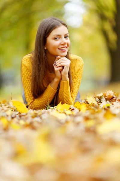 Flicka på hösten leafs — Stockfoto