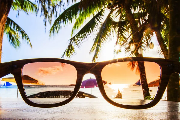 Вид на пляж через солнечные очки — стоковое фото