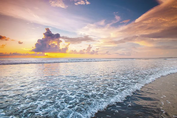 Parlak deniz plaj günbatımı — Stok fotoğraf