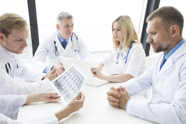 Equipo de médicos que trabajan en la oficina —  Fotos de Stock