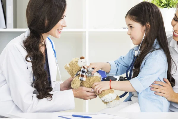 Docteur et sa petite patiente avec ours en peluche — Photo