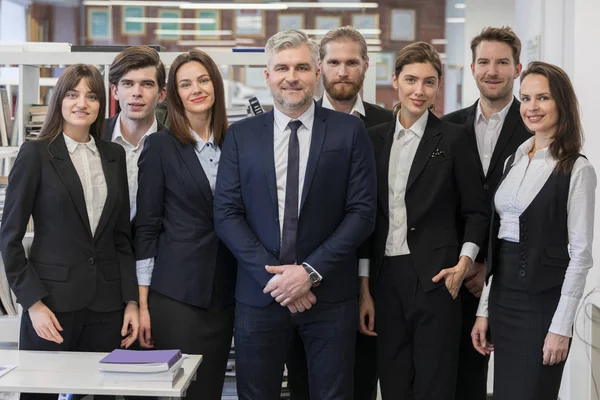 Equipe de negócios de retrato no escritório — Fotografia de Stock