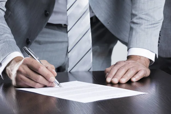 Obchodní muž podepsat smlouvu — Stock fotografie