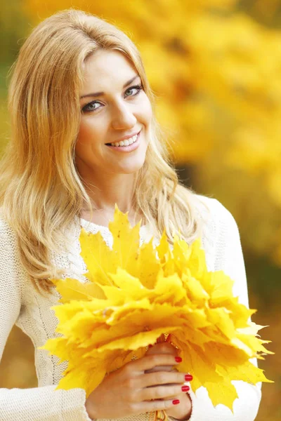 Mujer sonriente en el parque de otoño — Foto de Stock