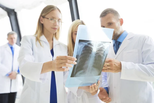 Grupo de médicos con exploración por rayos X —  Fotos de Stock