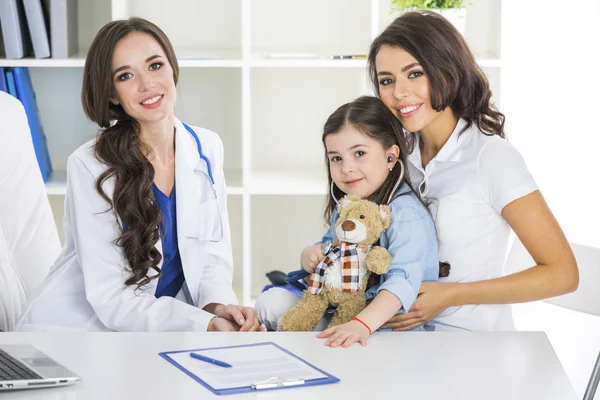 Mor och barn på barnläkare kontor — Stockfoto