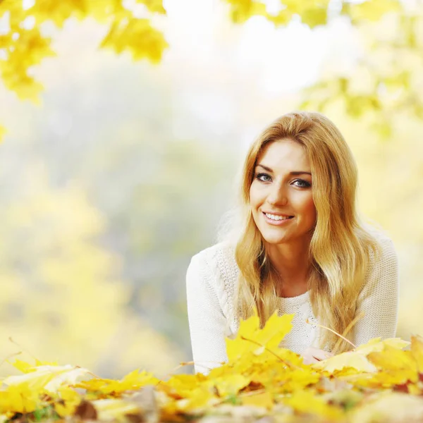 Femme couchée dans le parc d'automne — Photo