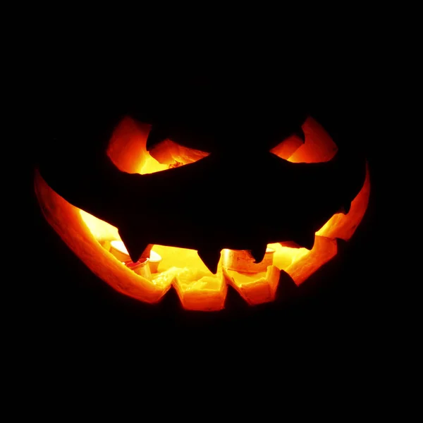 Calabaza de Halloween en la oscuridad — Foto de Stock